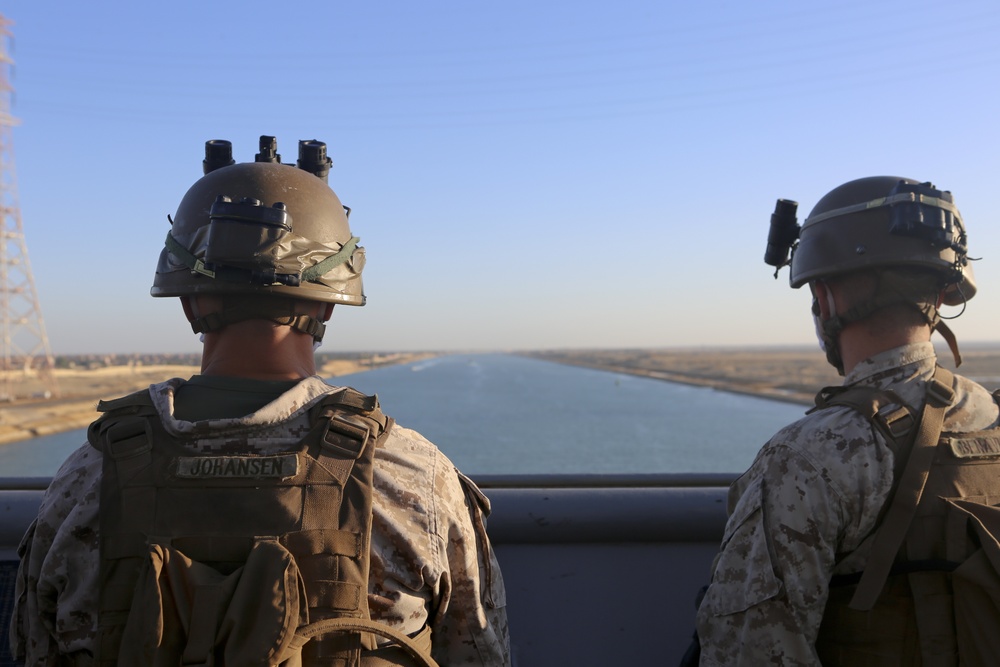 USS Oak Hill transits Suez Canal