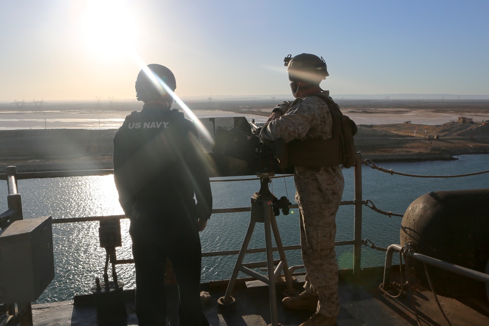 USS Oak Hill transits Suez Canal