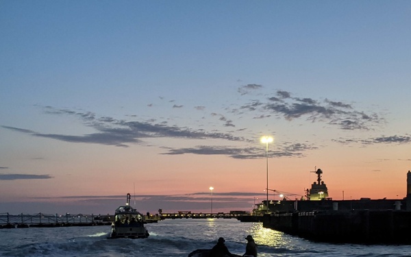 Sailors assigned to Construction Diving Detachment Charlie with Underwater Construction Team One get underway