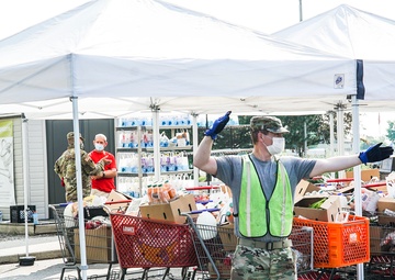 Ohio Guard members build bridges over language barriers at food bank