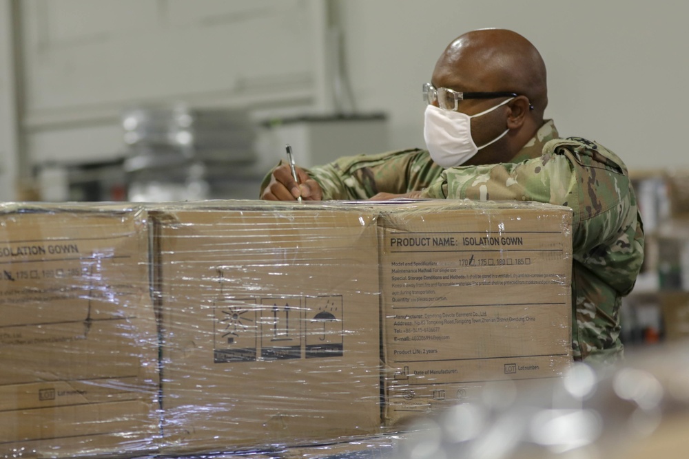 A North Carolina Army National Guard Soldier supports local food banks with COVID-19 relief efforts.