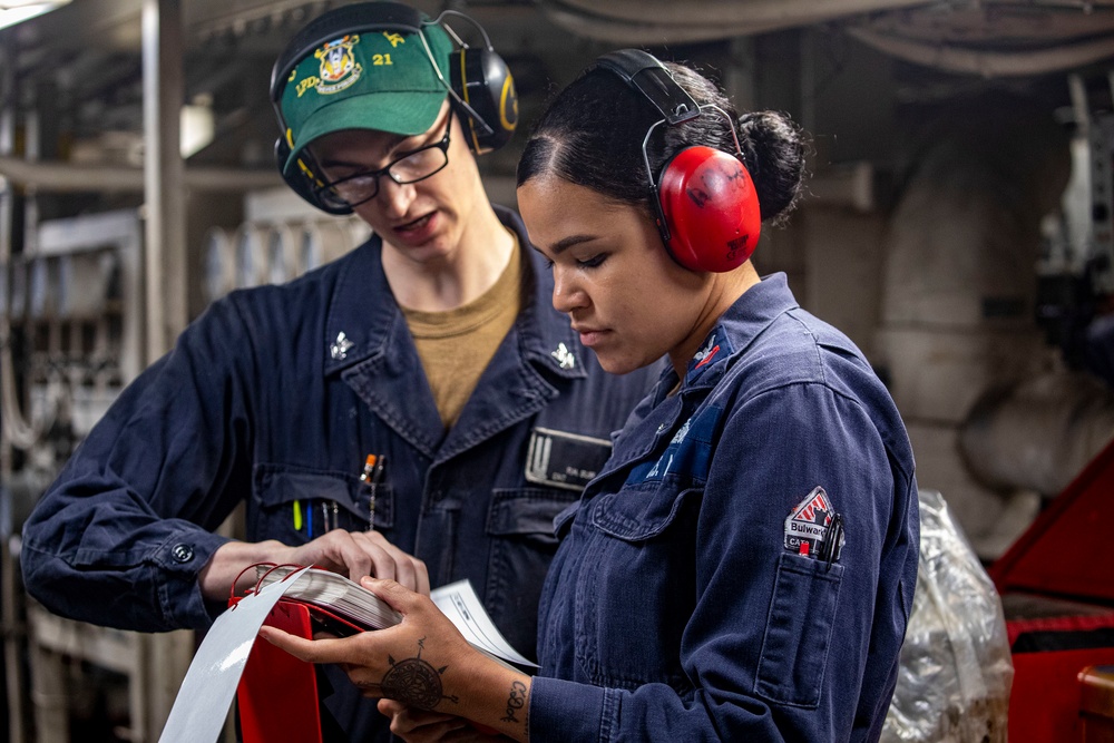 Sailors take part in Engineering drill