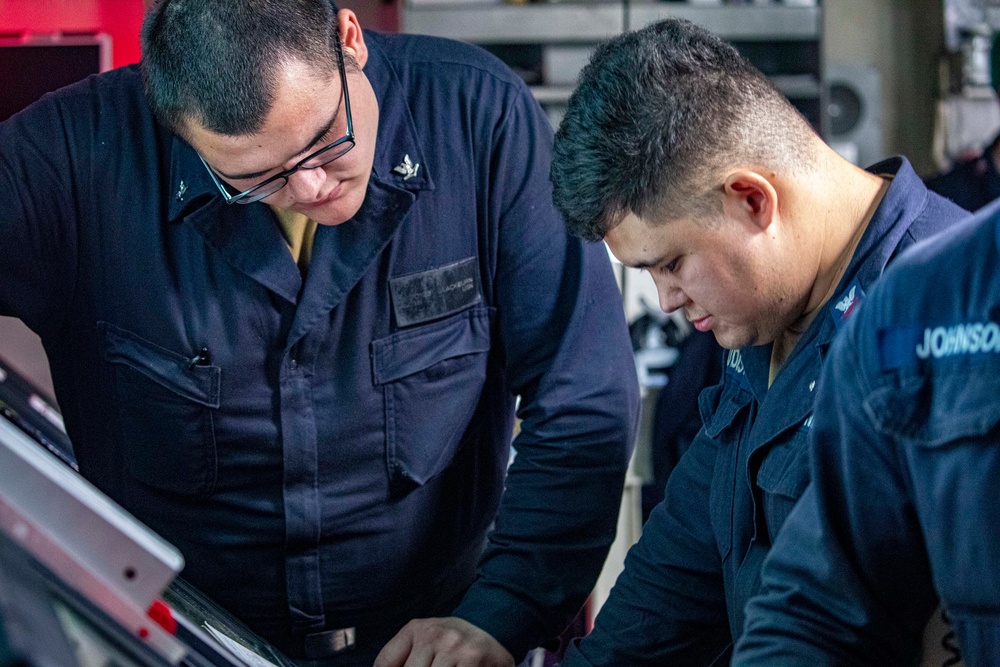 Sailors take part in Engineering drill