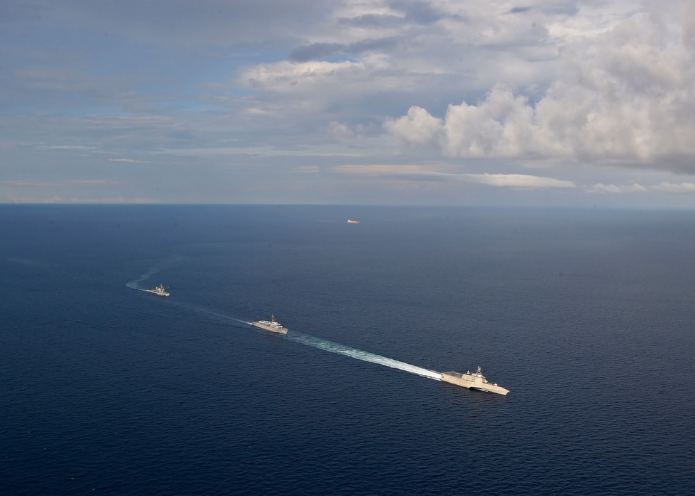 USS Gabrielle Giffords exercises with JMSDF in South China Sea