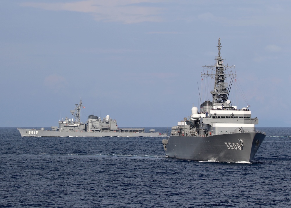 USS Gabrielle Giffords exercises with JMSDF in South China Sea
