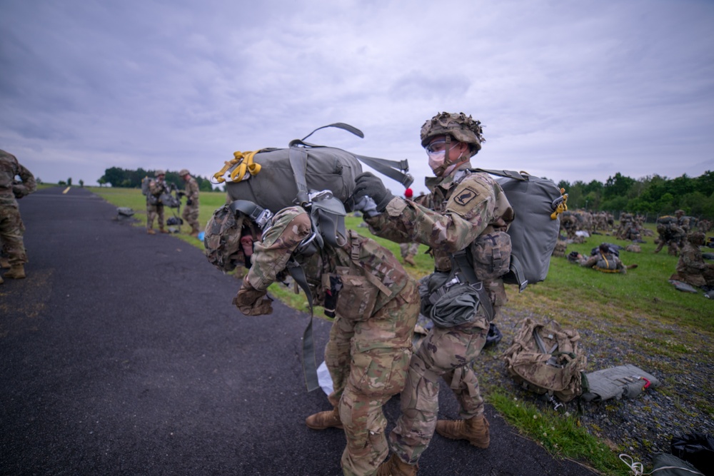 1-91 Cav, 173rd Paratroopers conduct airborne operations