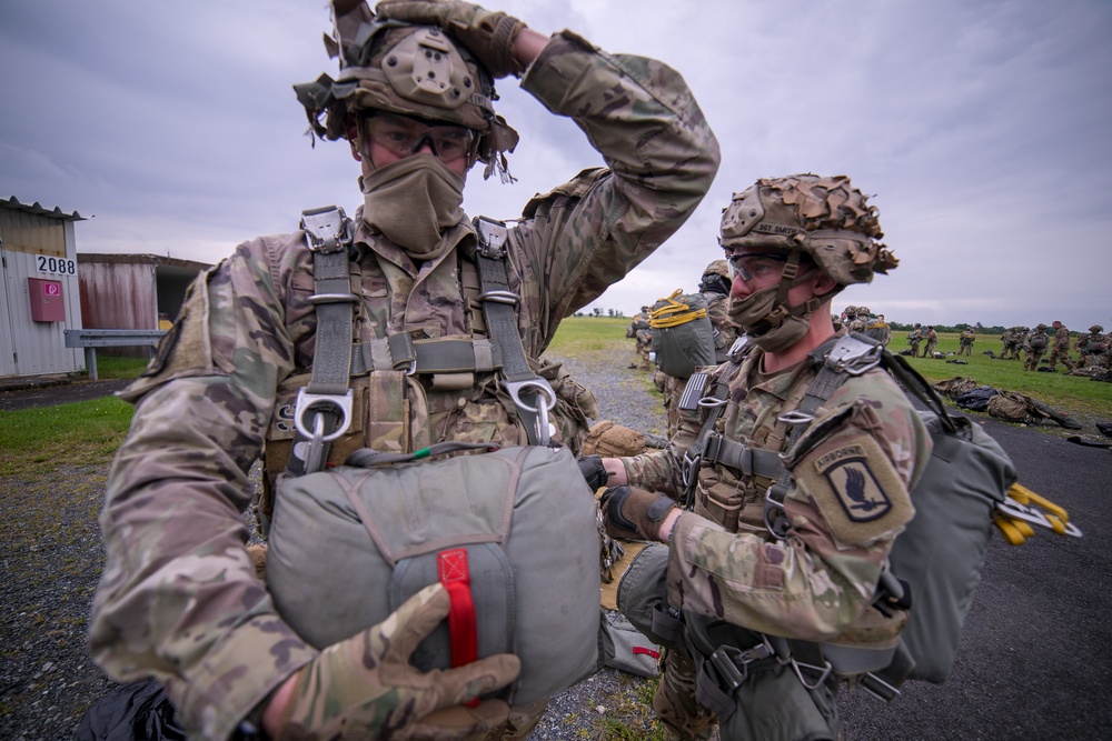 1-91 Cav, 173rd Paratroopers conduct airborne operations