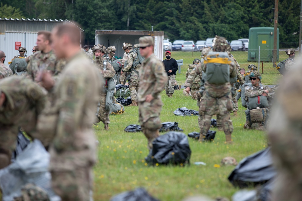 1-91 Cav, 173rd Paratroopers conduct airborne operations