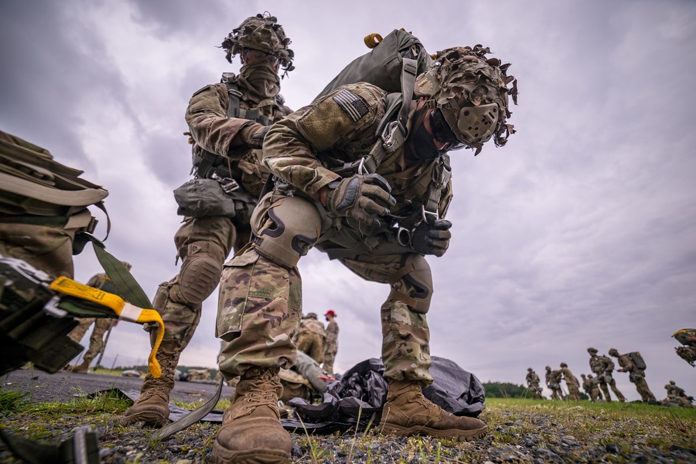 1-91 Cav, 173rd Paratroopers conduct airborne operations