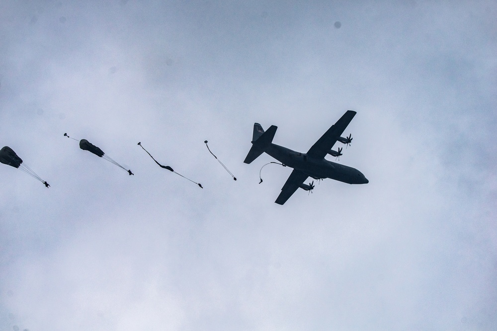 1-91 Cav, 173rd Paratroopers conduct airborne operations