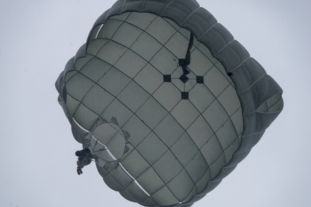 1-91 Cav, 173rd Paratroopers conduct airborne operations