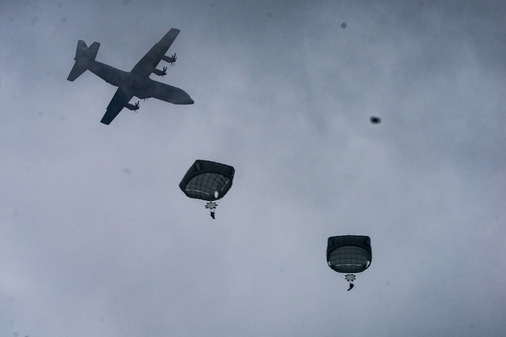 1-91 Cav, 173rd Paratroopers conduct airborne operations