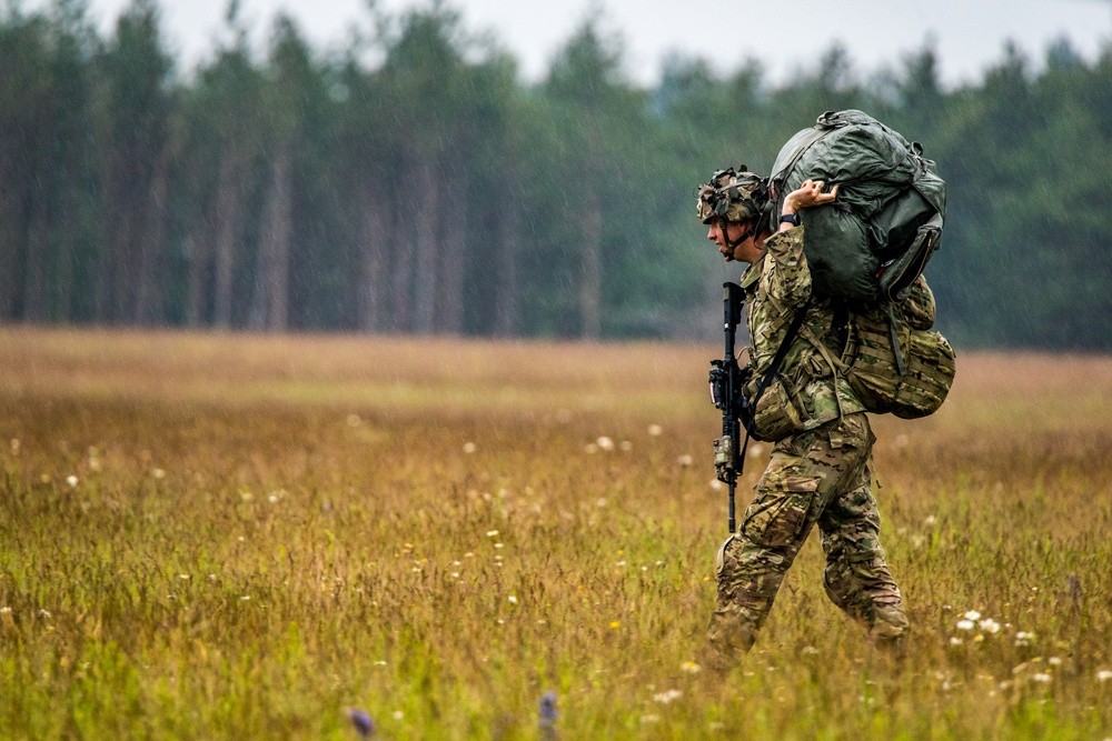 1-91 Cav, 173rd Paratroopers conduct airborne operations