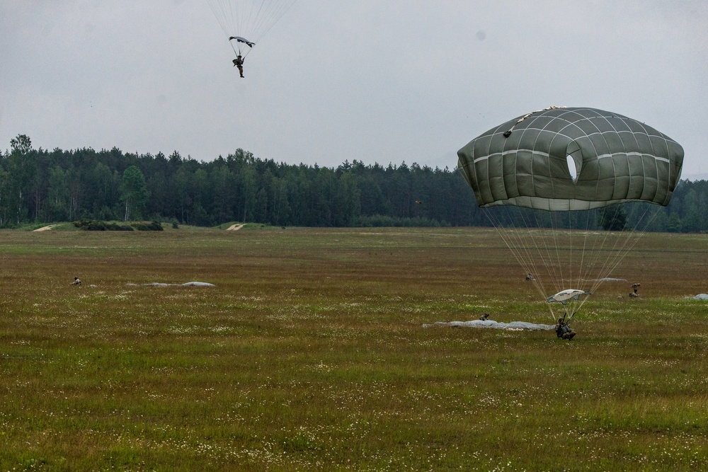 1-91 Cav, 173rd Paratroopers conduct airborne operations