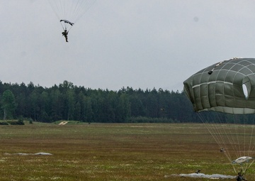 1-91 Cav, 173rd Paratroopers conduct airborne operations