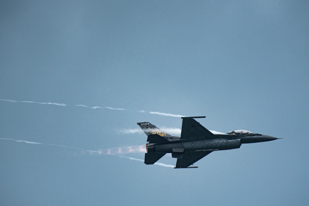 Viper Demo flies over Shaw