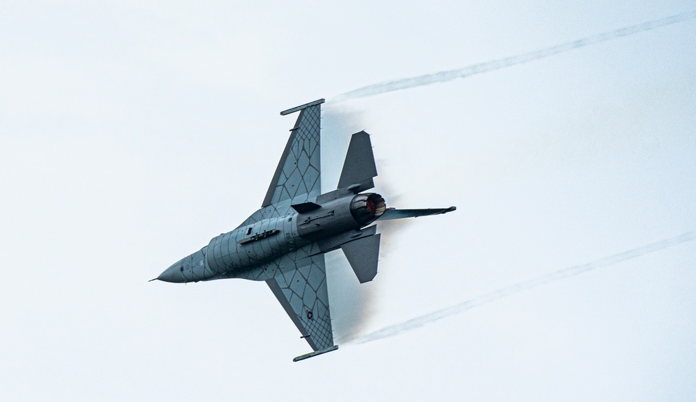 Viper Demo flies over Shaw