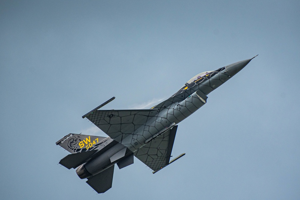 Viper Demo flies over Shaw