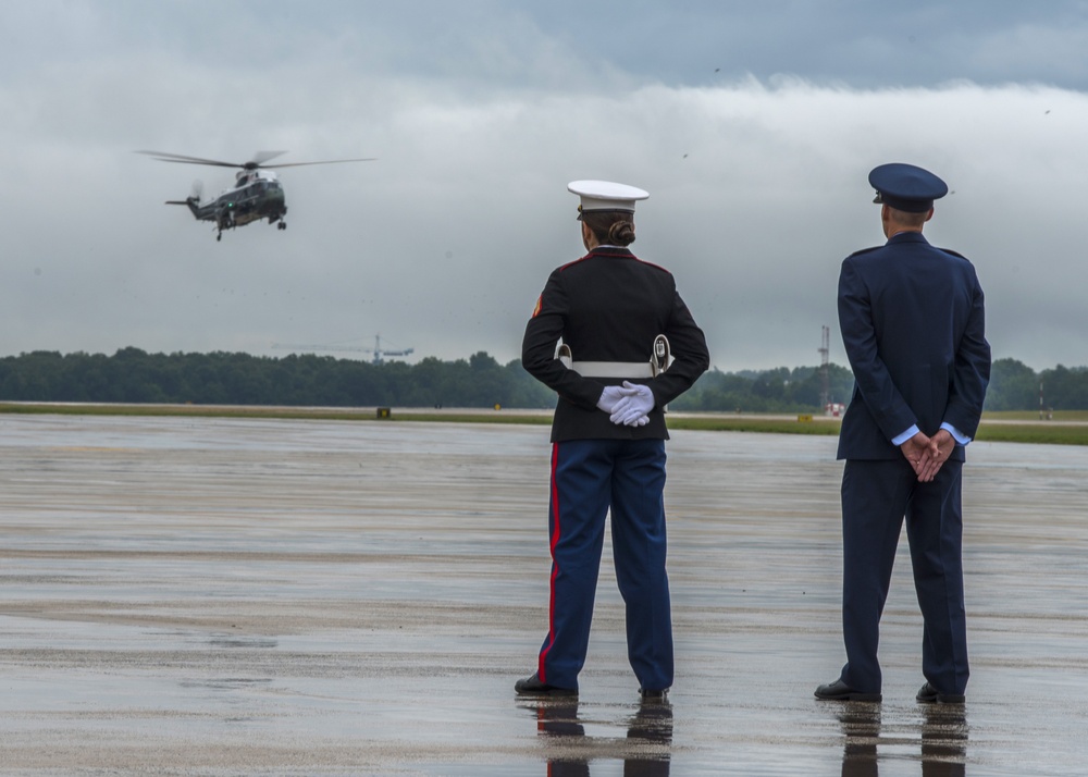 Snelson wraps up first week as 89 AW Commander, greets POTUS