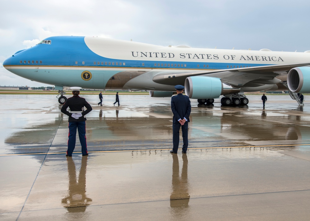 Snelson wraps up first week as 89 AW Commander, greets POTUS