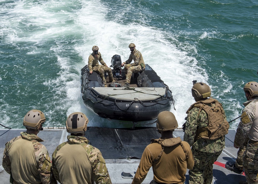 CTF 56 Mark VI Boats Practice Launch and Recovery with EOD Small Craft