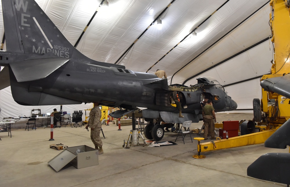 VMA-214 Swaps AV-8B Harrier Engine