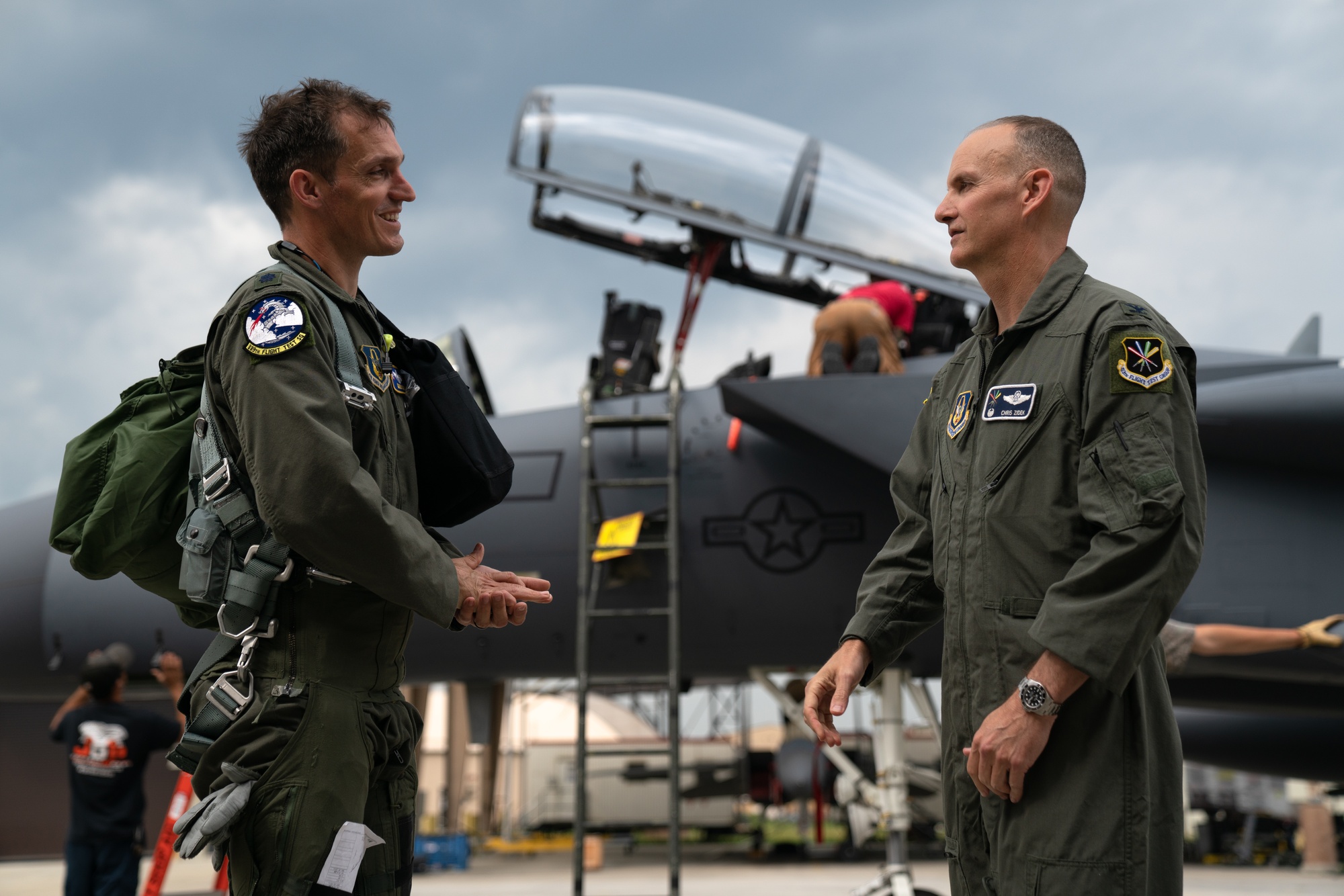 DVIDS - Images - Commander thanks F-15 pilot for work during