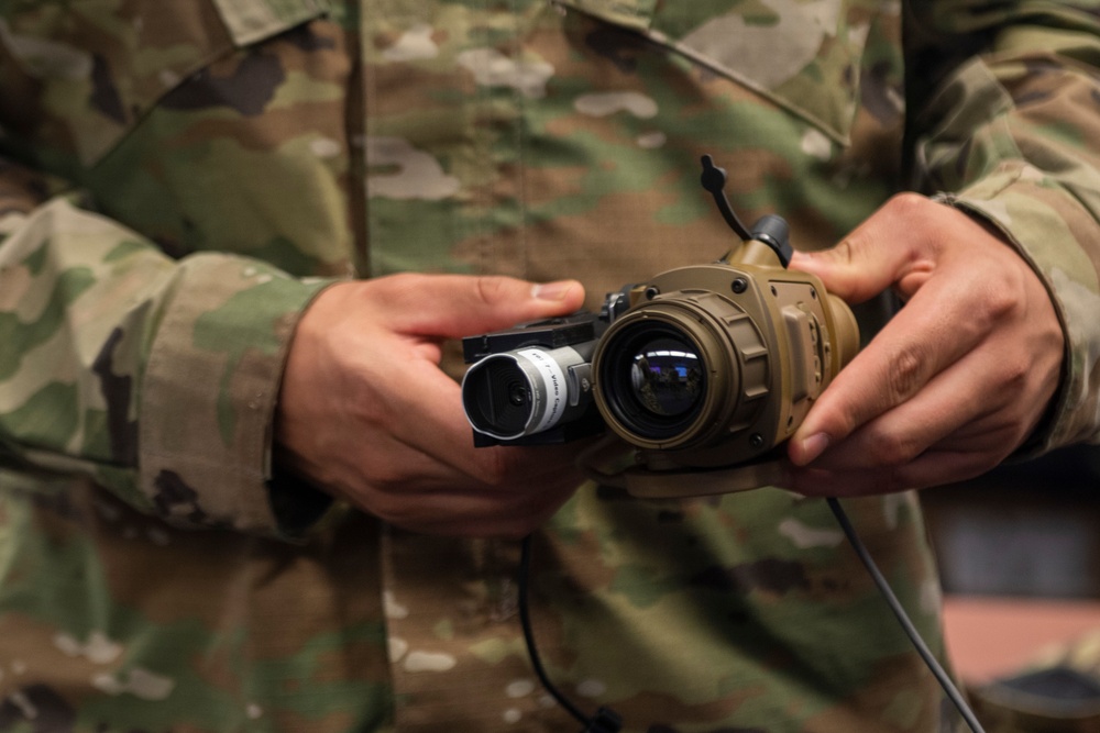 Soldiers train on thermal imaging systems