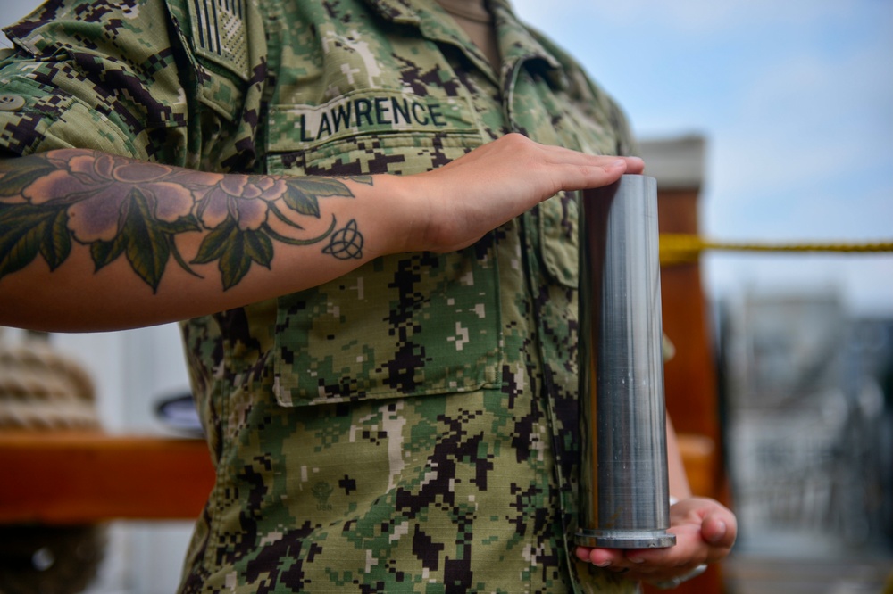 bank Moreel Taille DVIDS - Images - Airman Olivia Lawrence, assigned to USS Constitution,  poses with a plugged and shined 40mm round from the saluting onboard  Constitution [Image 9 of 10]