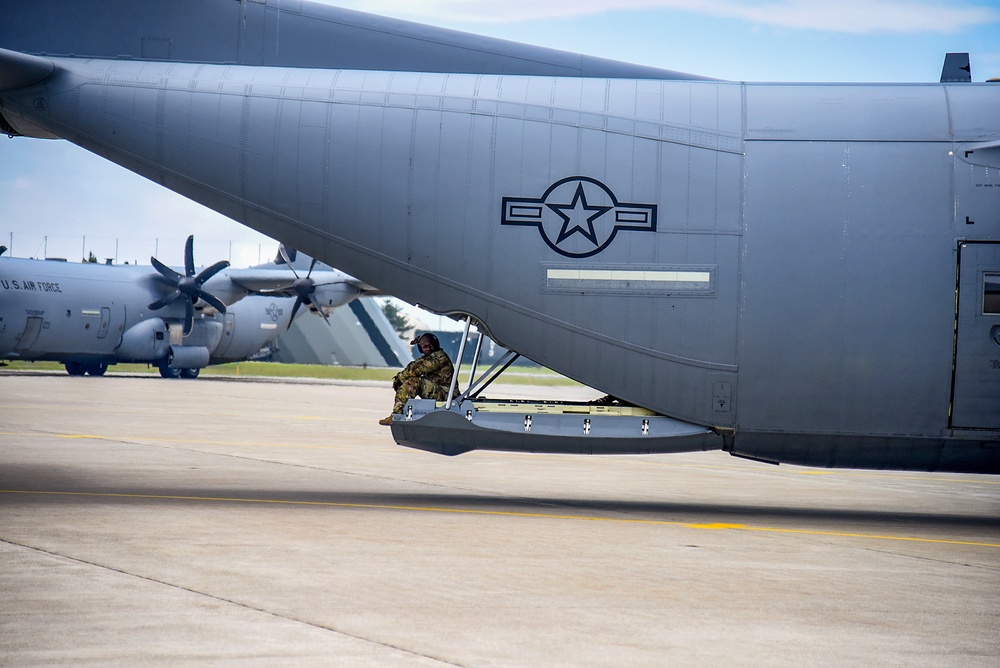 Yokota, Misawa work together, refuel F-16 from C-130J