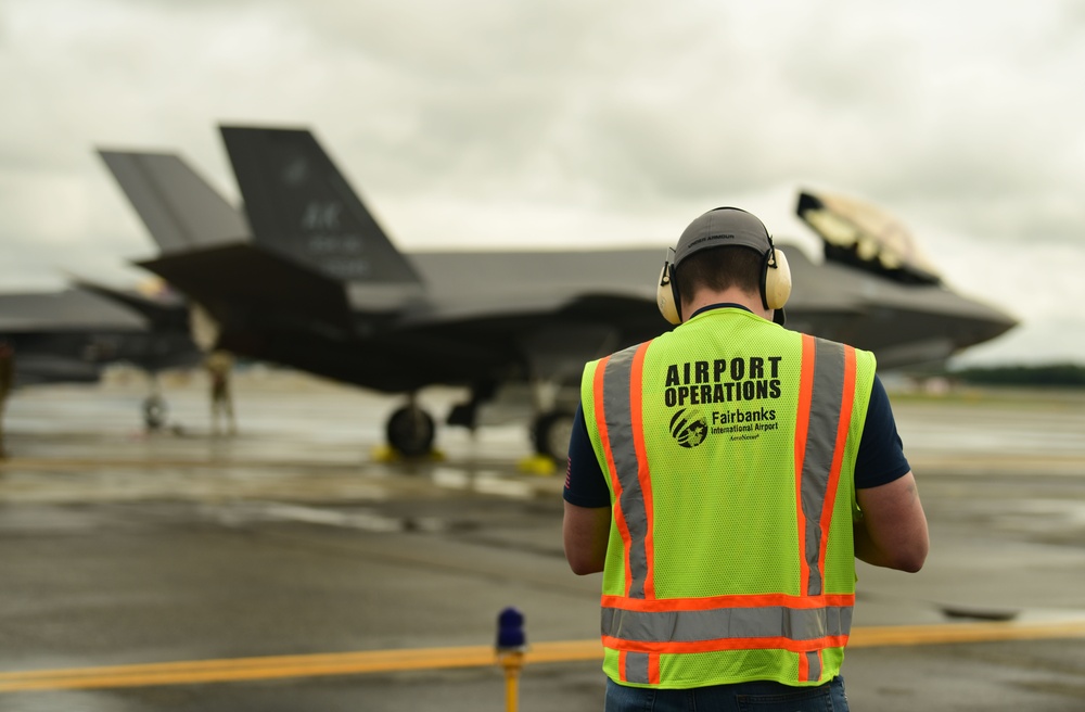 Eielson Airmen, Fairbanks airport authorities team up for aircraft recovery training