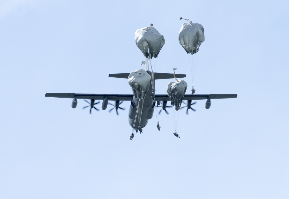 TACP Airmen fly through airborne training