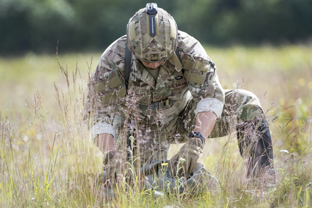 TACP Airmen fly through airborne training