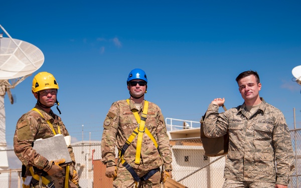 Learmonth Solar Observatory: 2WS, Det. 1 Airmen Look Up from Down Under
