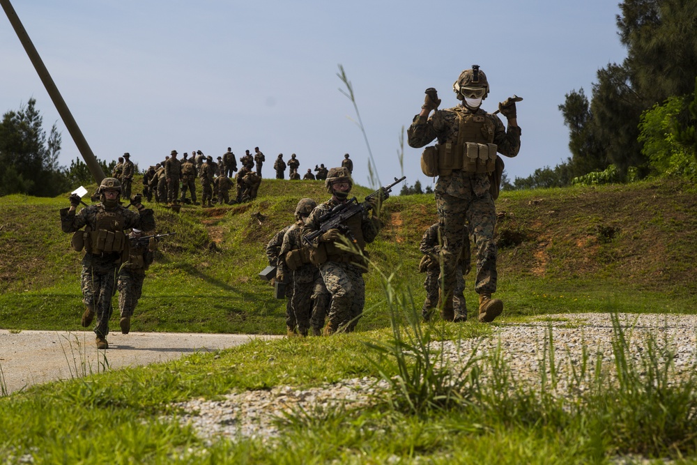 III MEF Marines work on combat profeciency with the M240B medium machine gun