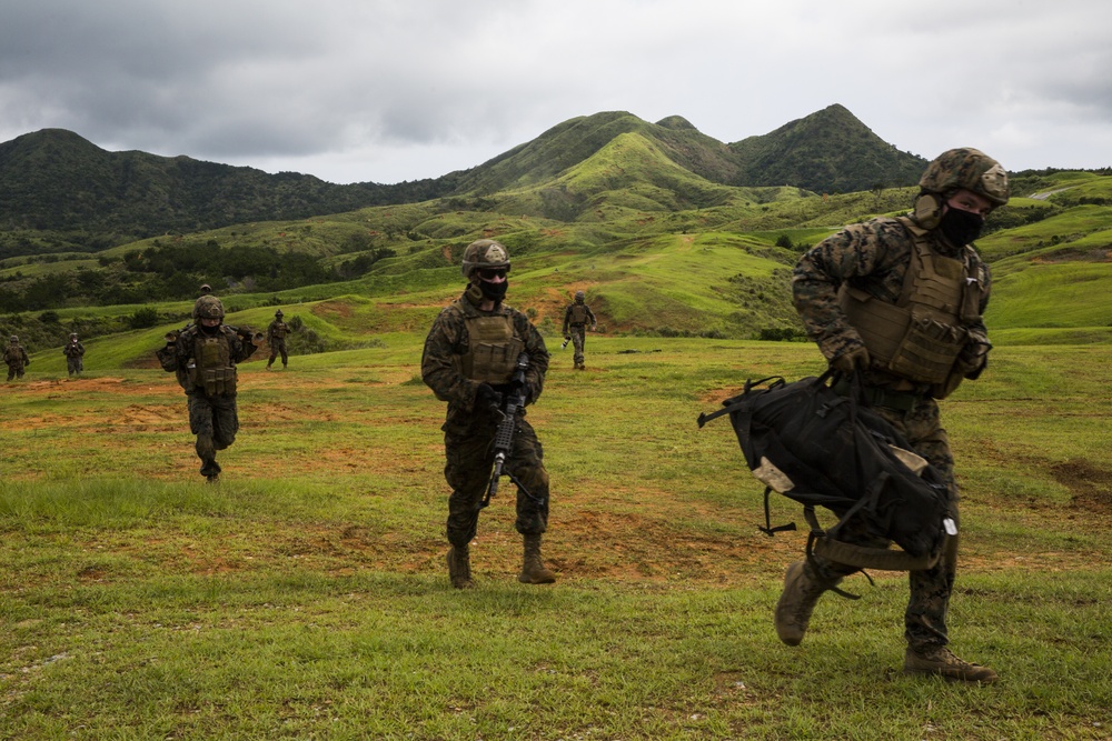 III MEF Marines work on combat proficiency with the M240B medium machine gun