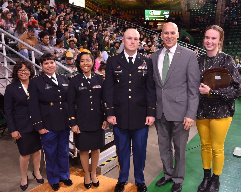 Army Reserve officer awarded for volunteer work