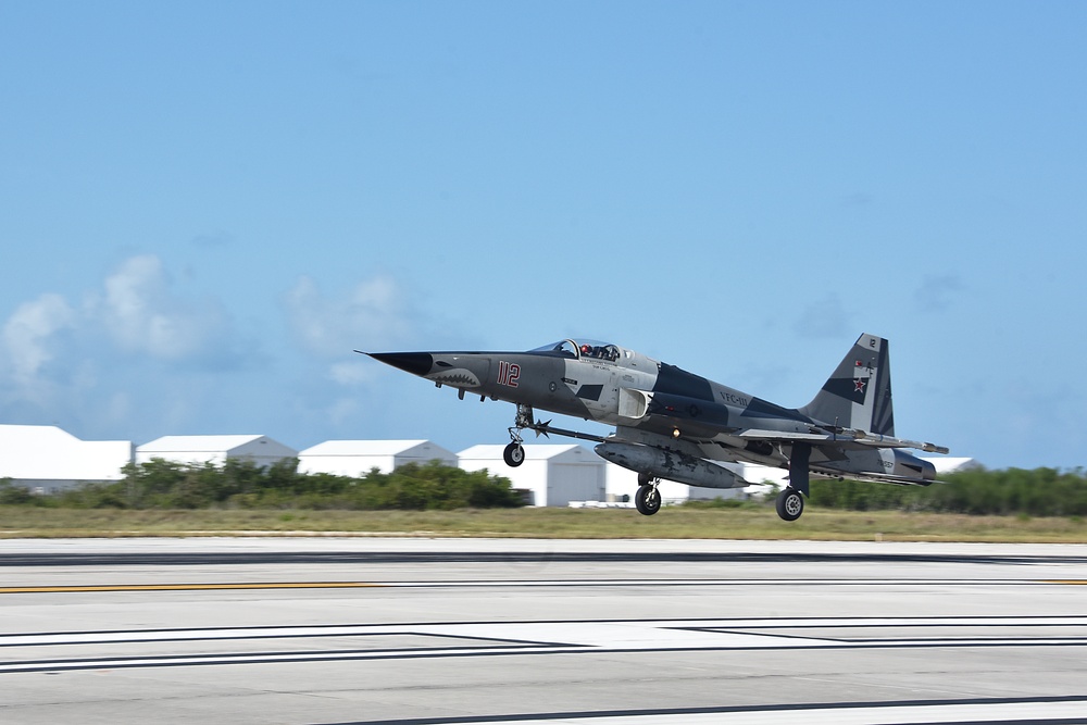 VFC-111 F-5N Tiger lands at Boca Chica Field