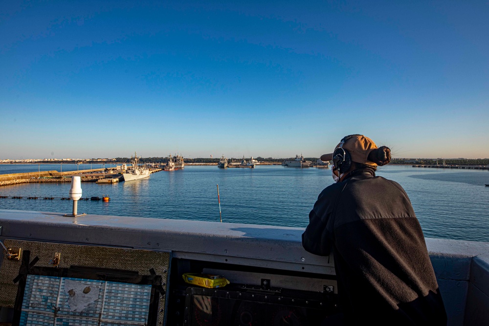 USS New York pulls into Rota, Spain