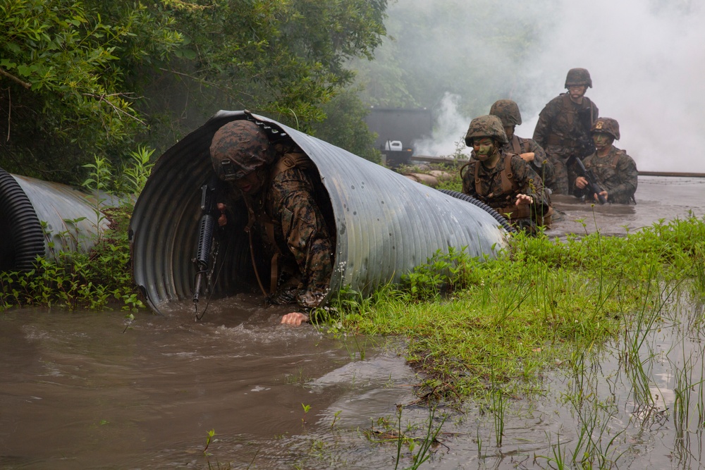 Camp Lejeune’s LSSS displays unit cohesion during an endurance course