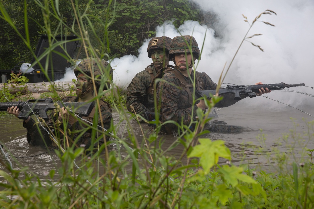 Camp Lejeune’s LSSS displays unit cohesion during an endurance course