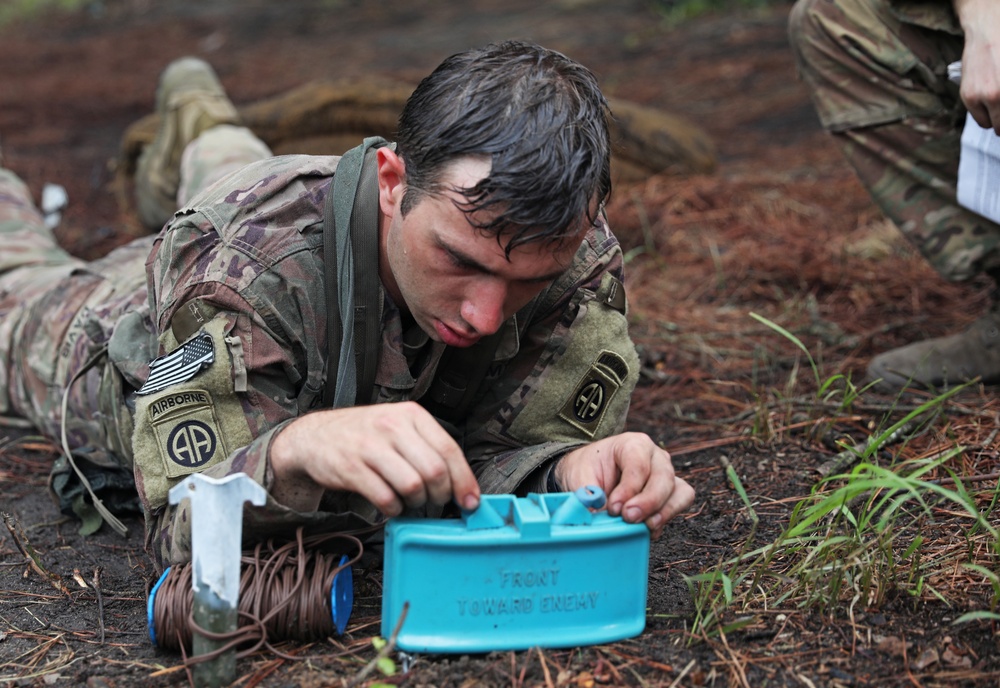 Paratrooper arms claymore mine