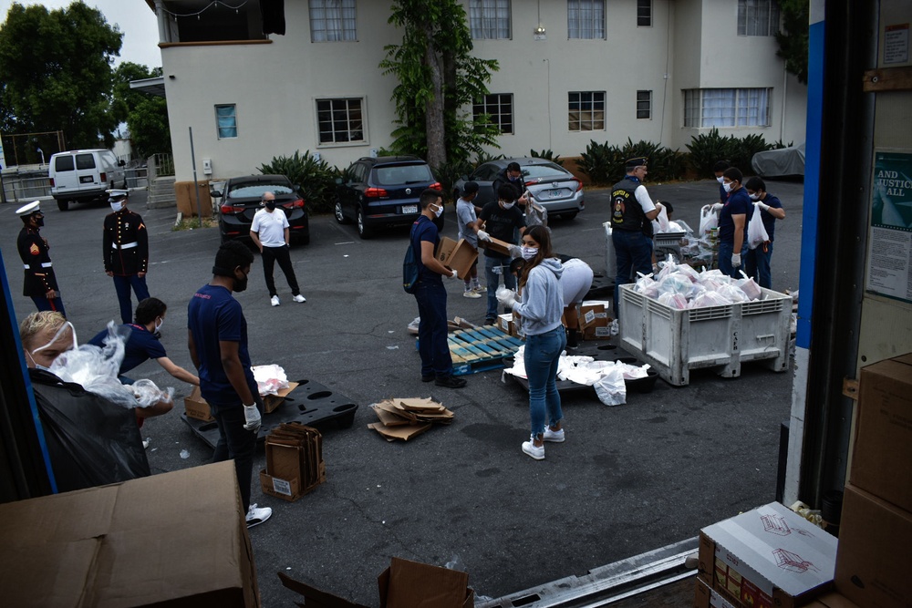 Marine Recruiting Station Los Angeles helps distribute food during pandemic