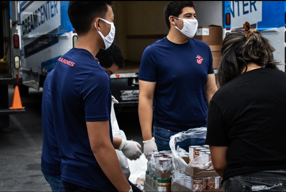 Marine Recruiting Station Los Angeles helps distribute food during pandemic