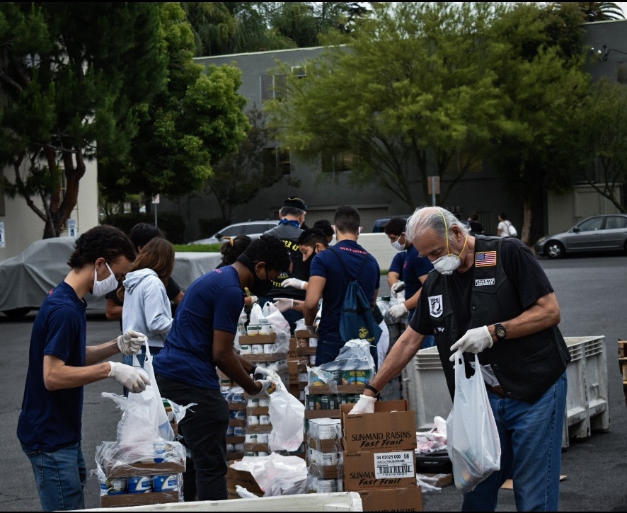 Marine Recruiting Station Los Angeles helps distribute food during pandemic
