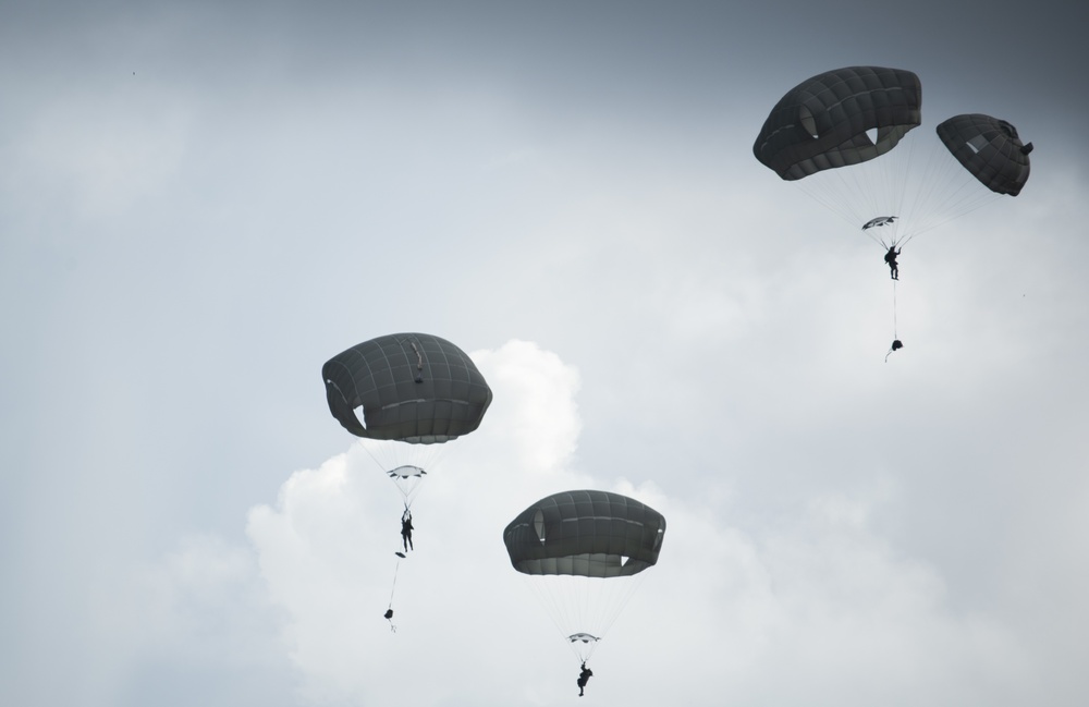 Paratroopers conduct Joint Forcible Entry Operation on Guam