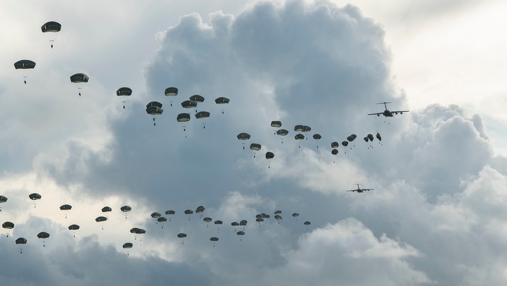 Paratroopers conduct Joint Forcible Entry Operation on Guam