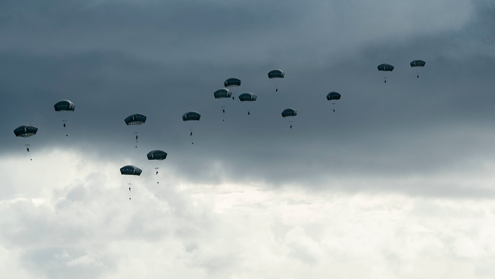 Paratroopers conduct Joint Forcible Entry Operation on Guam