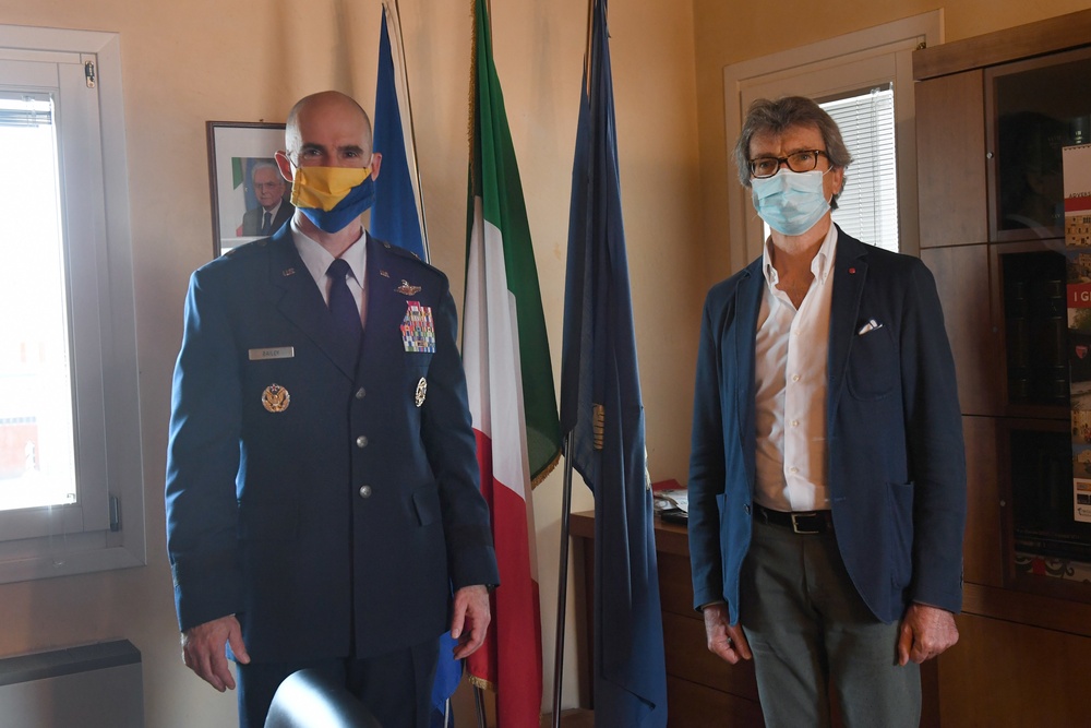 31 FW commander meets local community officials