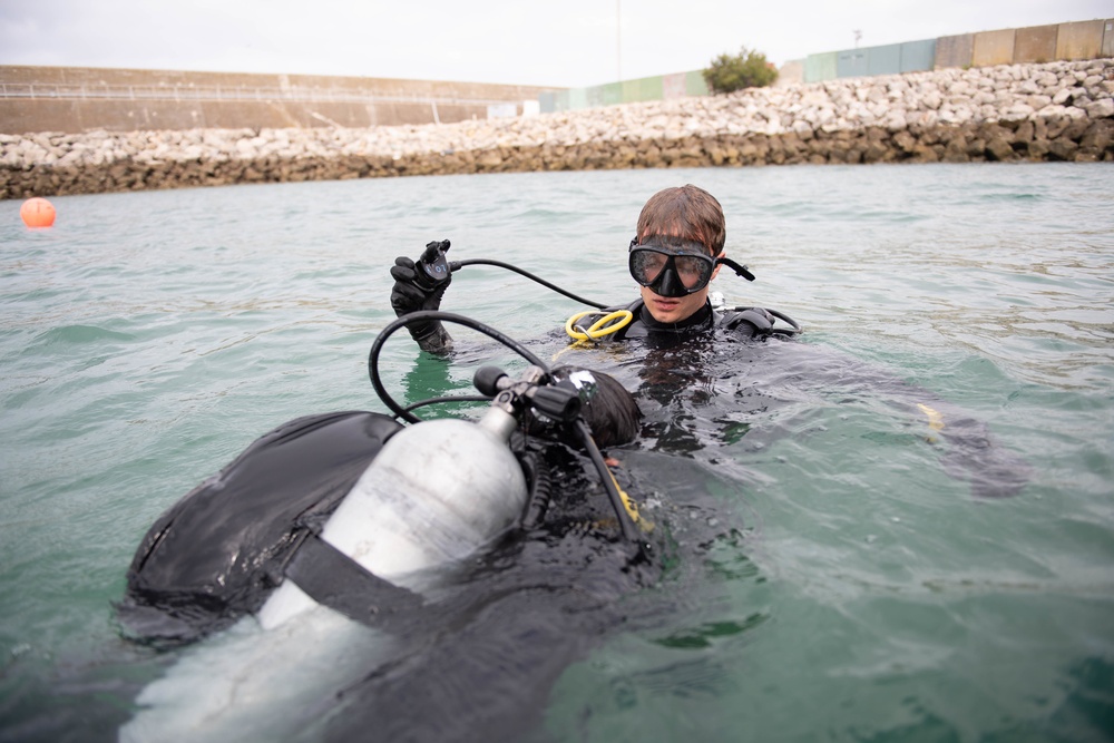 Underwater Construction Team 1 conducts dive supervisor drills.